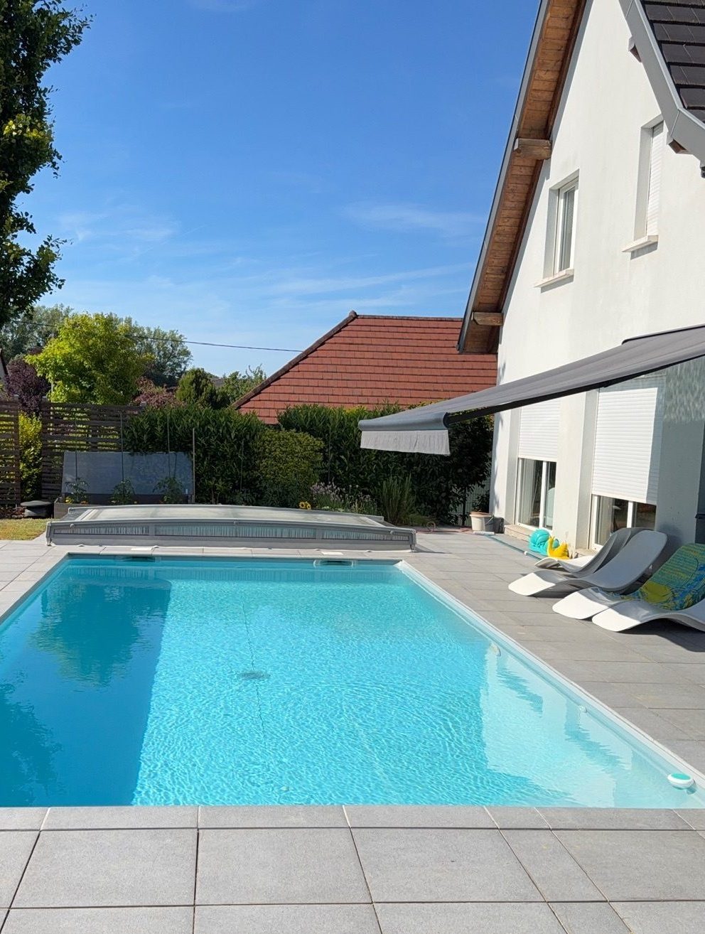 Piscine chauffée sous abri et terrasse de la maison à vendre à Walheim (Sundgau)