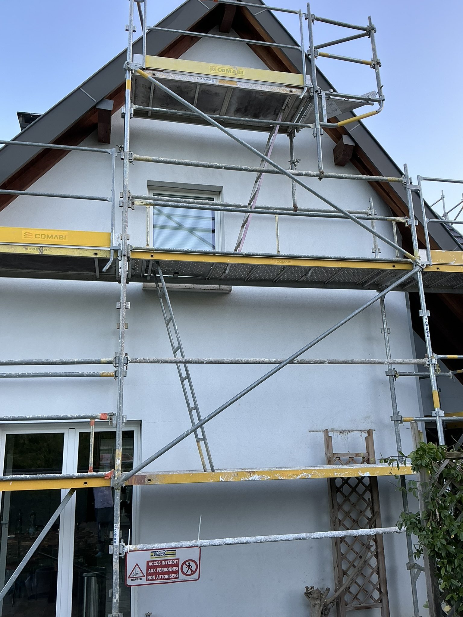 Pignon de la maison à vendre à Walheim sous échafaudage, pendant le ravalement de façade