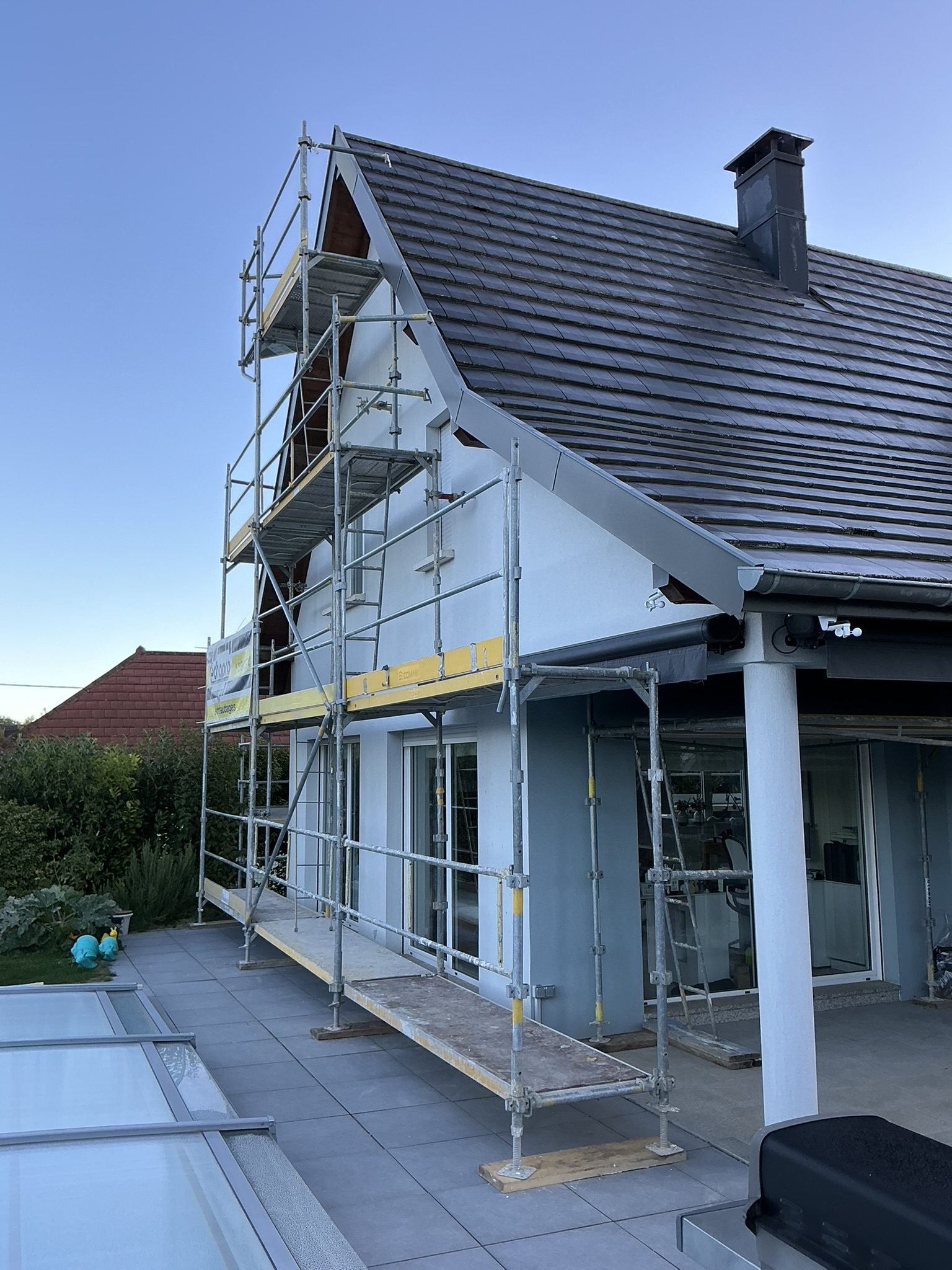 Façade côté terrasse de la maison à vendre à Walheim, échafaudages du ravalement en cours